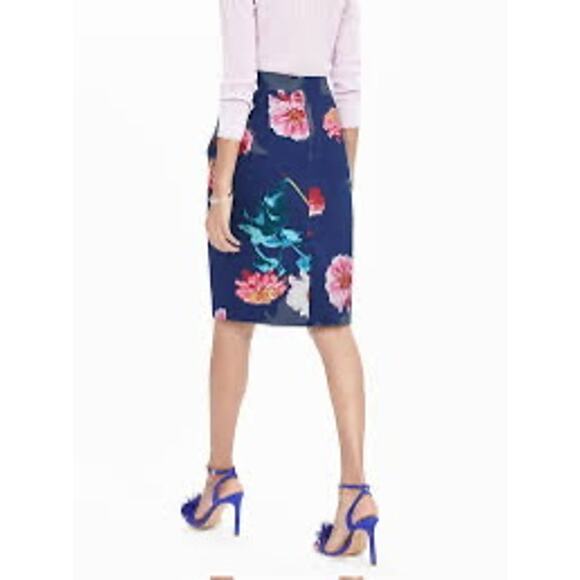 Banana Republic Dresses & Skirts - Banana Republic size 10 navy floral skirt